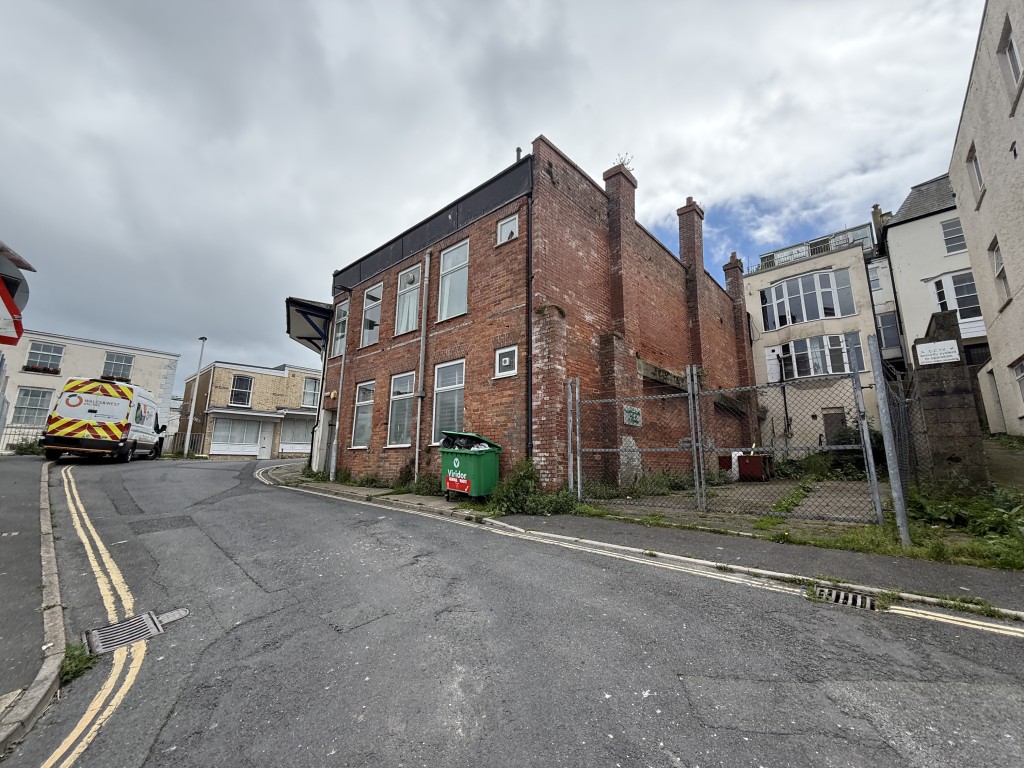 Lot: 42 - SUBSTANTIAL FREEHOLD FORMER PHARMACY WITH EXTENSIVE COMMERCIAL ACCOMMODATION - Rear of the property